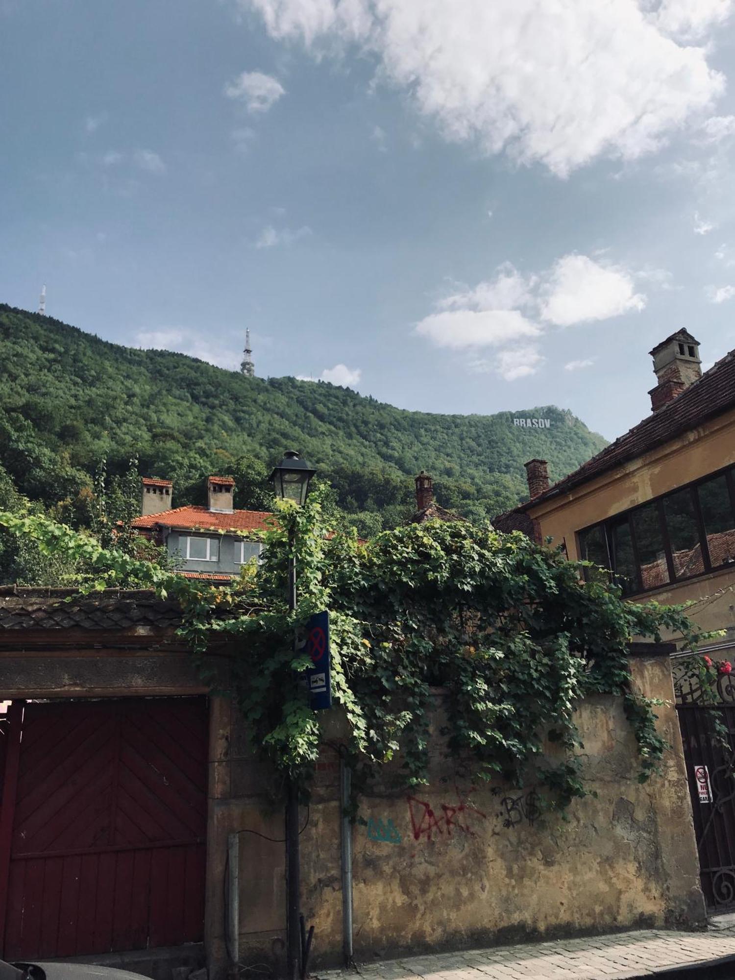 Апартаменты Gorgeous Brasov Flat With Patio And Mountain Views Экстерьер фото